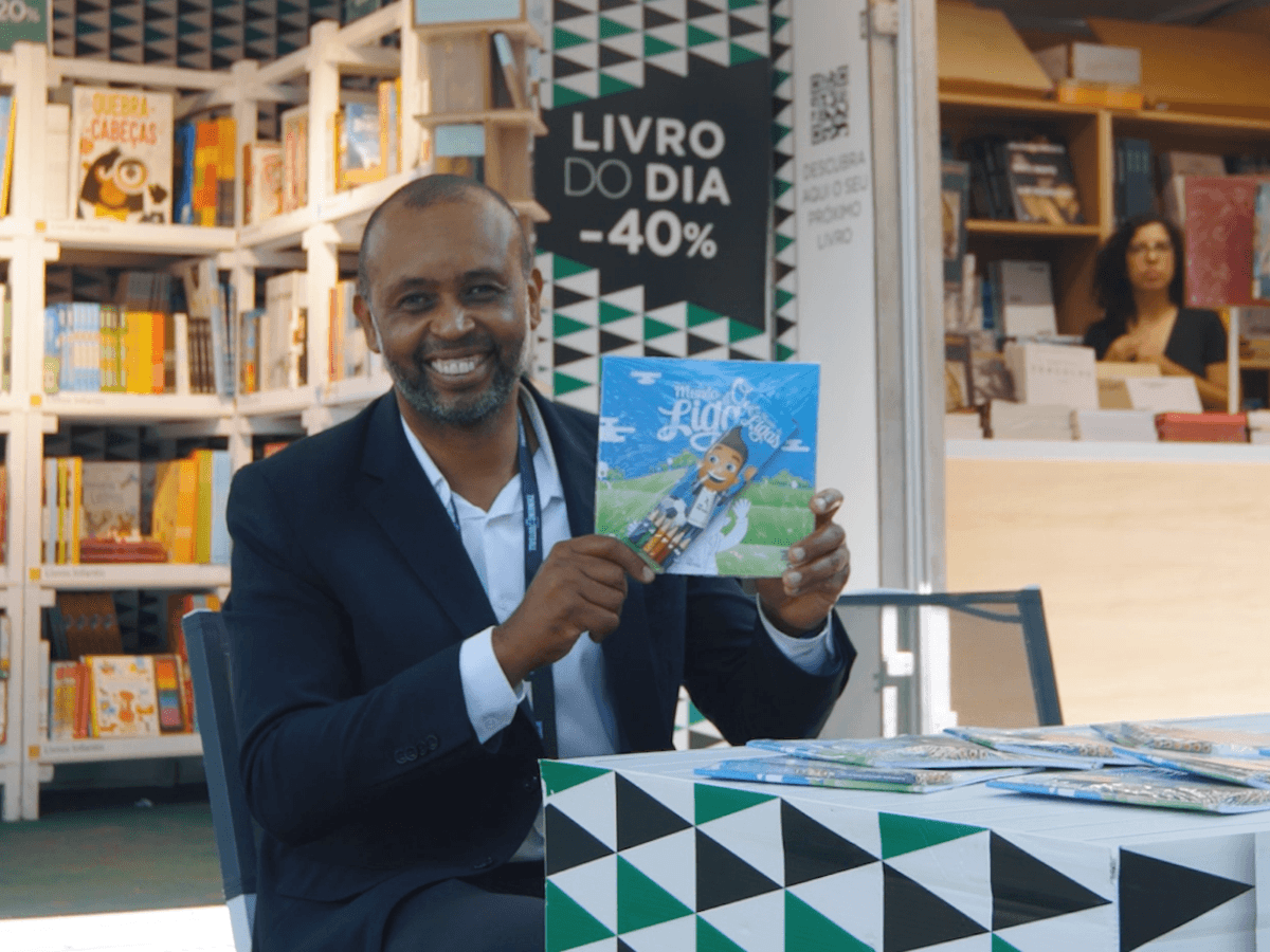 Helton levou o Mundo d'O Ligas e animação à Feira do Livro no Porto