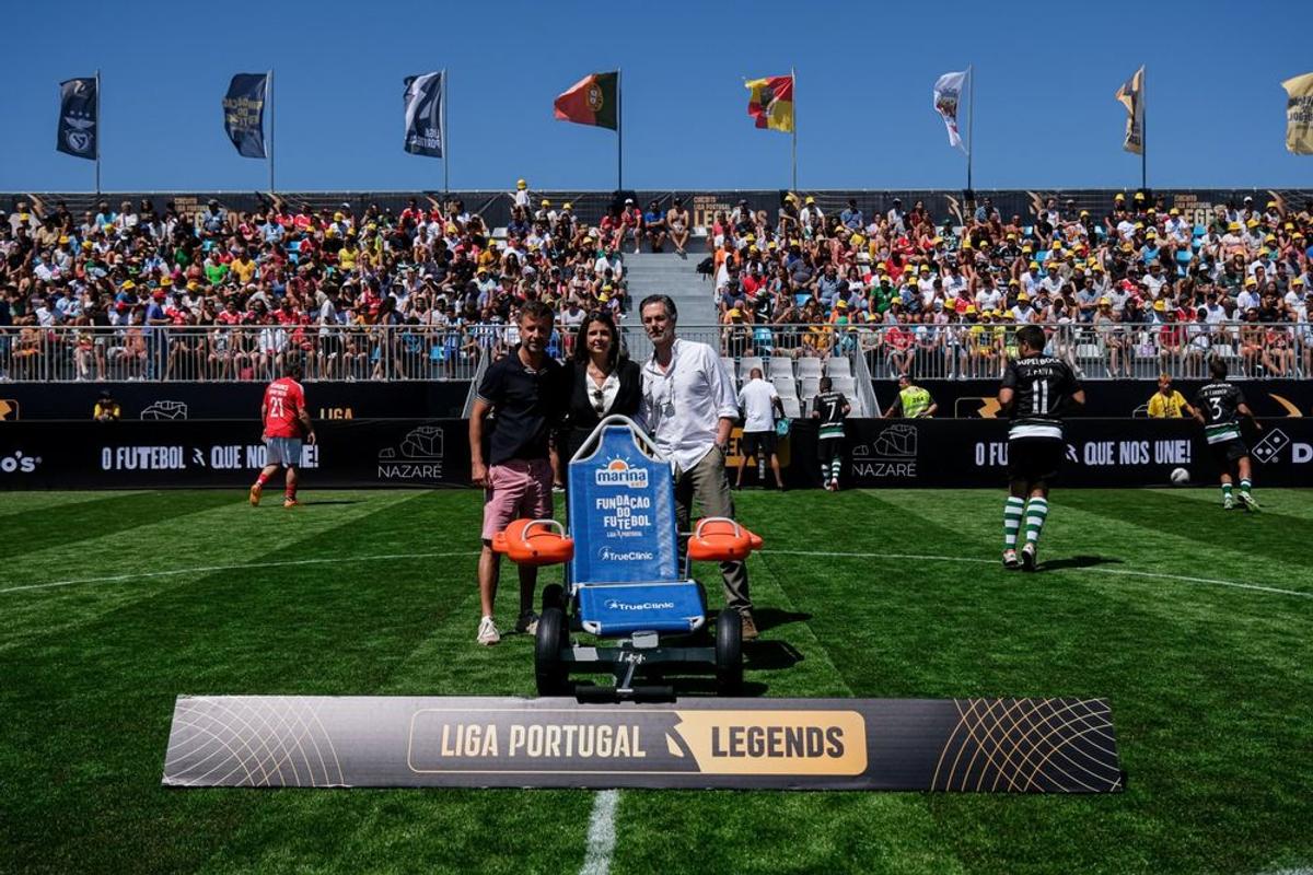 Fundação do Futebol e TrueClinic doam cadeira de rodas anfíbia à CM Nazaré