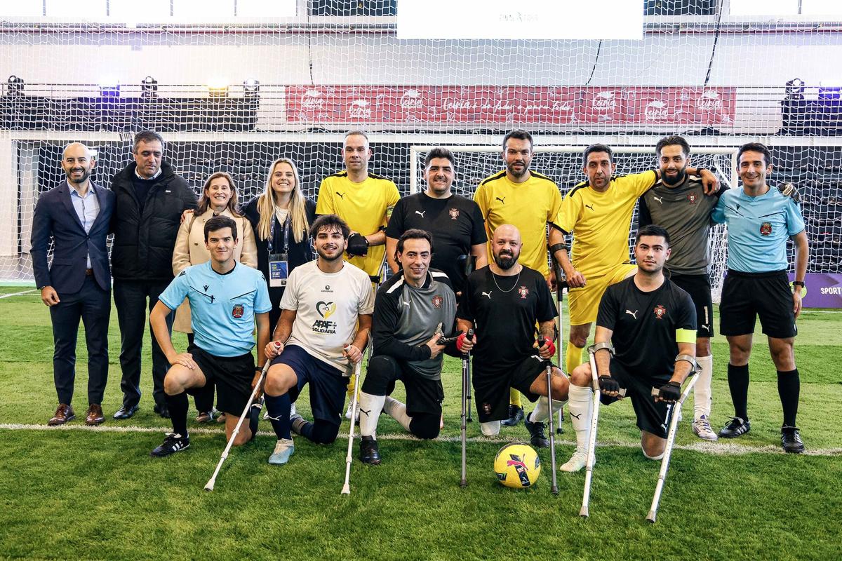 Jogo de futebol para amputados no arranque do segundo dia do Allianz CUP Weekend