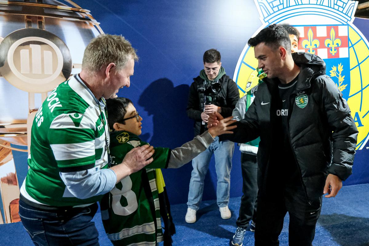 Jogadores do Sporting CP e FC Arouca recebidos por adeptos muito especiais