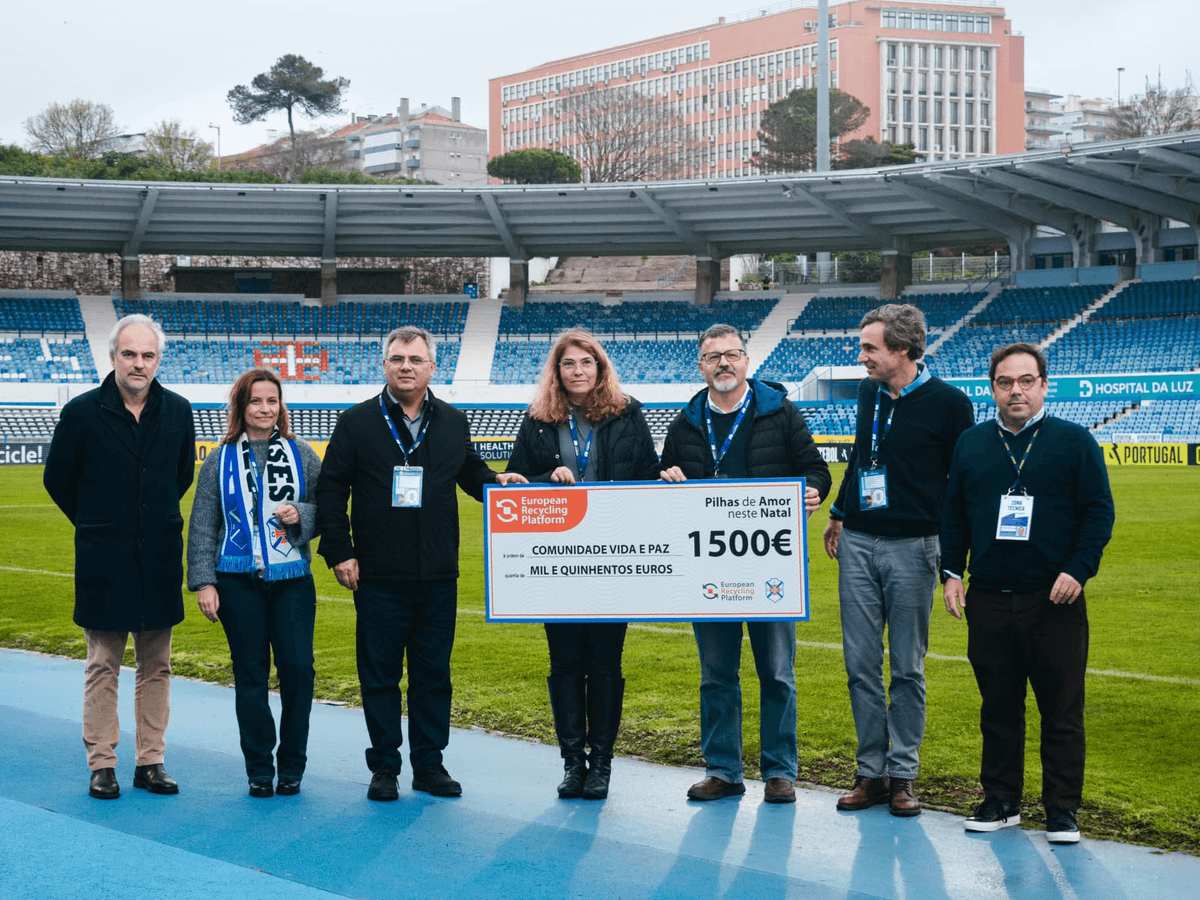Belenenses entrega donativo à Comunidade Vida e Paz